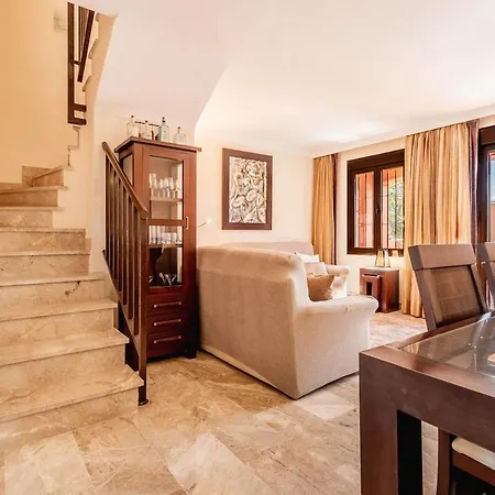Stylish Duplex In Estepona, Spain - Sea Views, Pool & Coastal Living شقة *